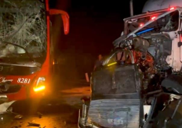 Choque frontal entre autobús y tráiler en la Carretera 57 deja más de 30 heridos