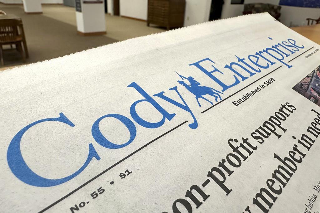 Un ejemplar reciente de Cody Enterprise, el periódico de Wyoming donde un periodista utilizó inteligencia artificial para escribir sus historias, el martes 13 de agosto de 2024 en la Biblioteca Estatal de Wyoming en Cheyenne. (AP Photo/Mead Gruver)