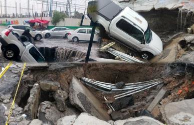 ¡Se la tragó la tierra! Cae camioneta en macro socavón en Ecatepec (VIDEO)