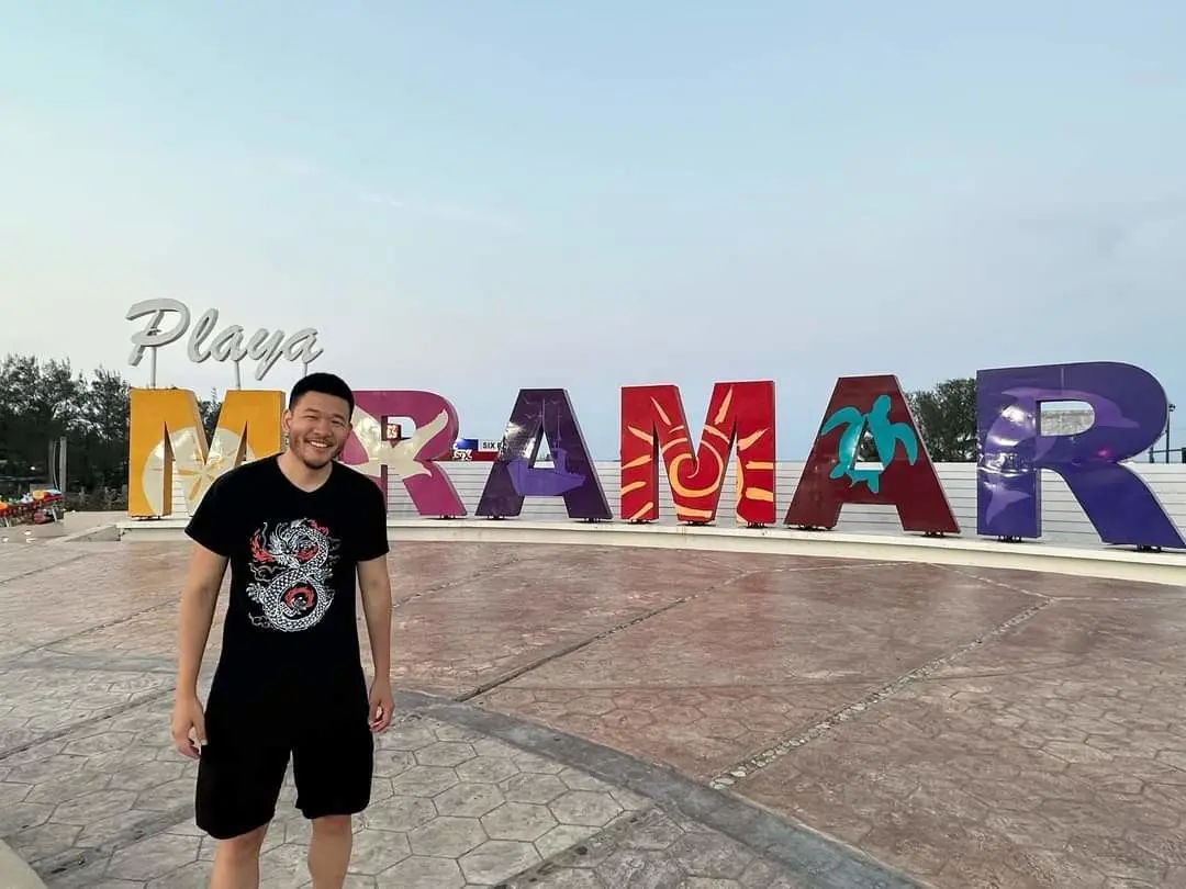 Clement Cheng influencer fascinado con playa Miramar. Foto: Clement