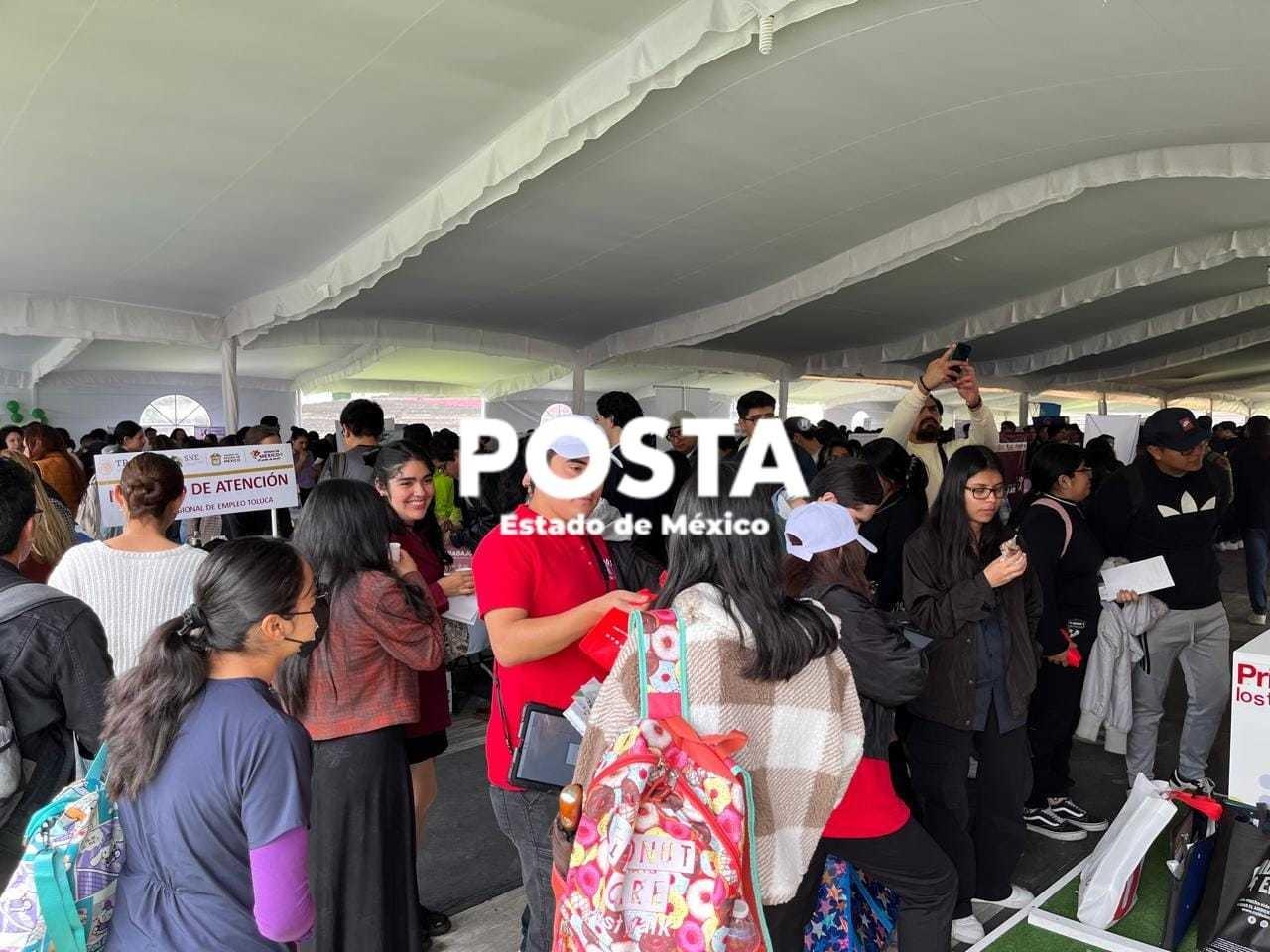 Estudiantado busca oportunidades en feria del empleo. Imagen: POSTA