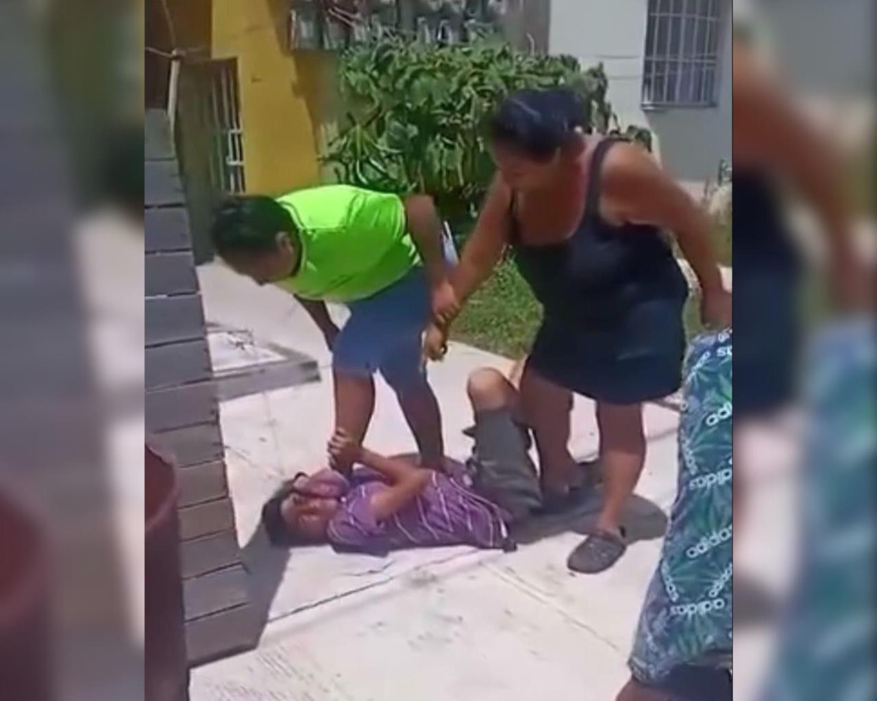 Dos mujeres que golpearon sin piedad a un joven menor de edad en el Fraccionamiento Canarios de Altamira, quedaron grabadas en video el cual fue difundido mediante redes sociales. Foto: Axel Hassel