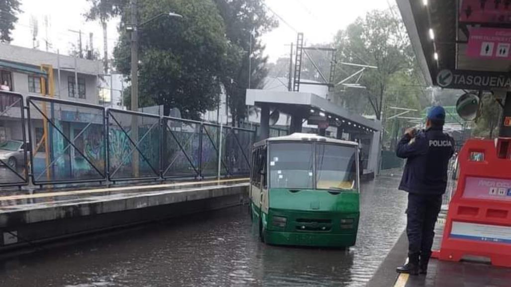 #VIDEO: Conductor de microbús invade vías del Tren Ligero por lluvia y se atora