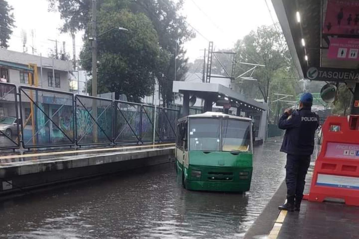 Microbús en vías de Tren Ligero. Foto: @Autobuses_mex