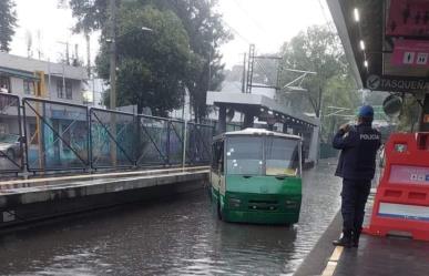 #VIDEO: Conductor de microbús invade vías del Tren Ligero por lluvia y se atora