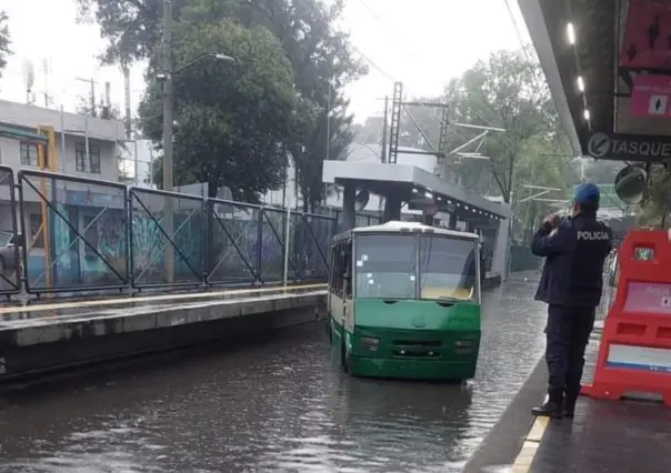 #VIDEO: Conductor de microbús invade vías del Tren Ligero por lluvia y se atora