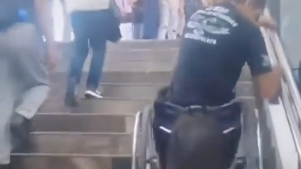 Captan a hombre en silla de ruedas bajando por las escaleras del STC Metro