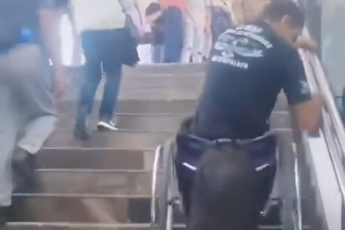 El hombre bajó por las escaleras sobre su silla de ruedas Foto: X(Twitter) @viral_metro