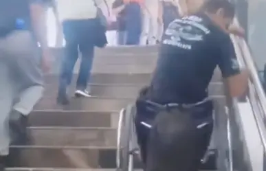 Captan a hombre en silla de ruedas bajando por las escaleras del STC Metro