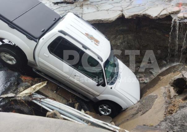 Camioneta queda atrapada al caer en enorme socavón en el municipio de Ecatepec