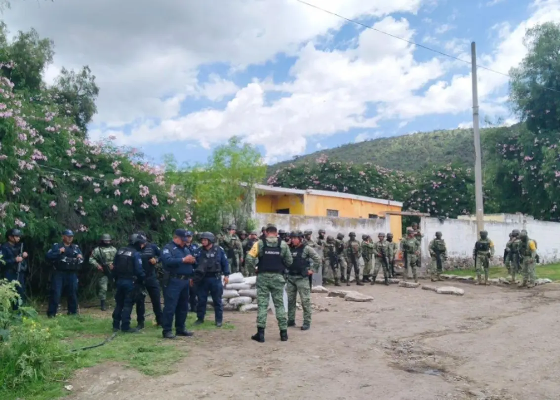 Autoridades estatales y militares cubriendo la zona donde ocurrió el ataque. Foto: Facebook Hidalgo Noticias Informa.