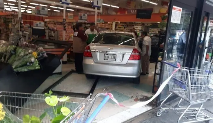 ¡Perdió el control! Adulta mayor se mete con su carro a supermercado