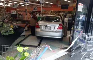 ¡Perdió el control! Adulta mayor se mete con su carro a supermercado