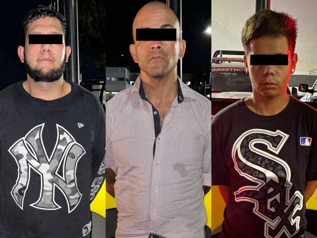 Los tres hombres que cargaban con varias dosis de droga como marihuana y cocaína. Foto: Policía de Monterrey.