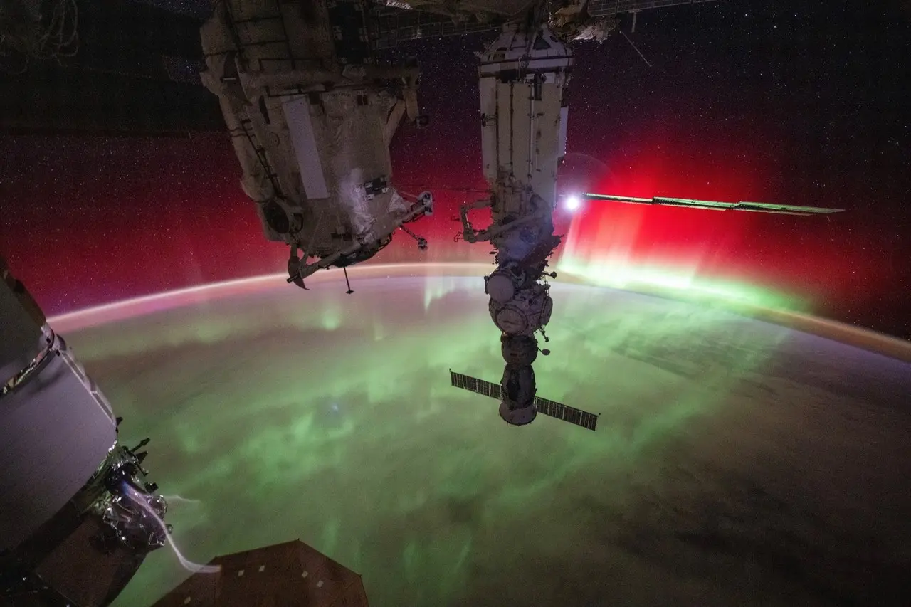 Aurora boreal desde el espacio y en nave. Foto: @dominickmatthew