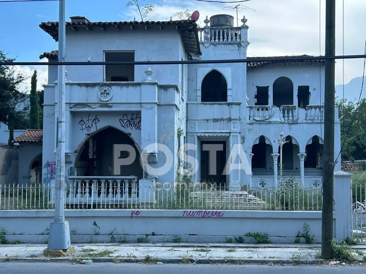 Así luce la casa en que PXNDX grabó el video de su mayor éxito. Foto: POSTA