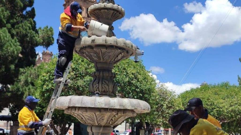 Fuentes de la Plaza de Armas reciben mantenimiento