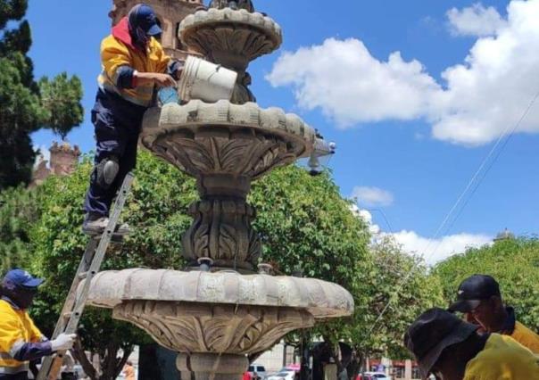 Fuentes de la Plaza de Armas reciben mantenimiento