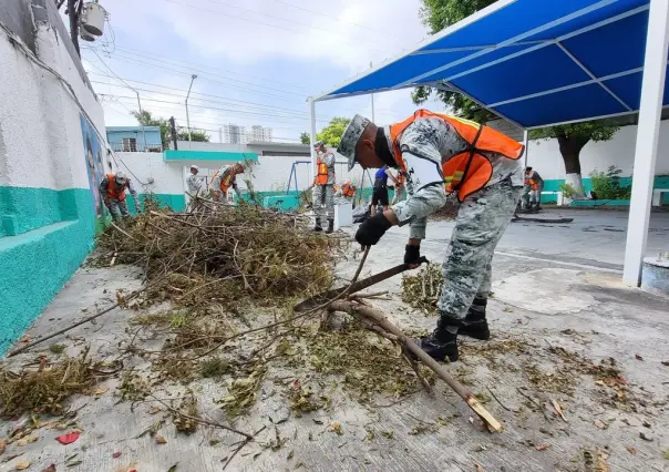 Guardia Nacional se une a la limpieza de planteles escolares en Nuevo León