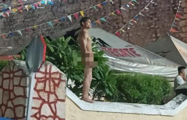 ¡Escandalo! Hombre se pasea sin ropa en la feria tradicional de Tetiz