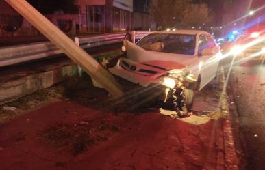 Hombre choca contra un poste en Monterrey (VIDEO)