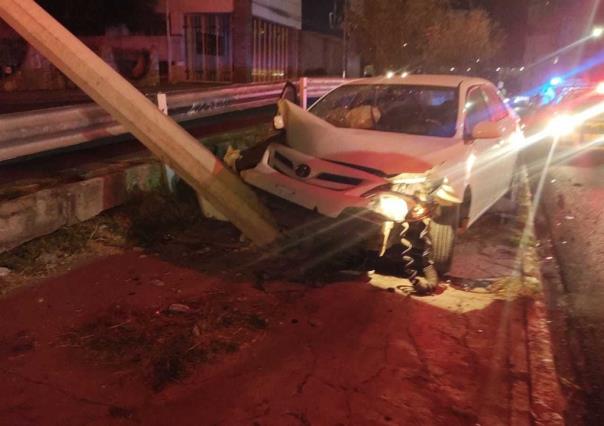 Hombre choca contra un poste en Monterrey (VIDEO)