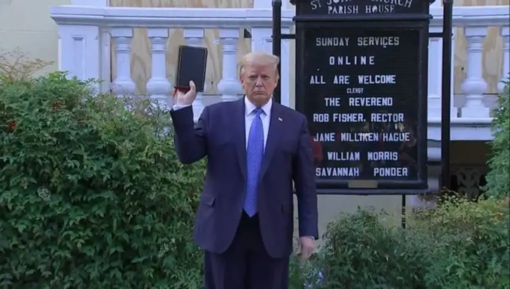 Trump promueve La Biblia Greenwood y las criptomonedas