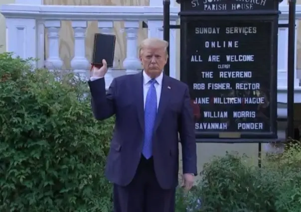 Trump promueve La Biblia Greenwood y las criptomonedas