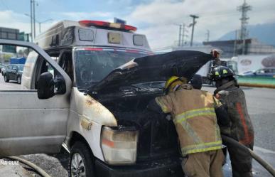 Apagan incendio de ambulancia en Guadalupe (VIDEO)