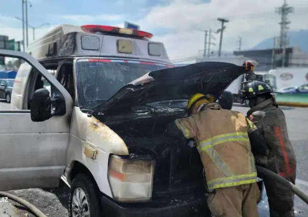 Apagan incendio de ambulancia en Guadalupe (VIDEO)