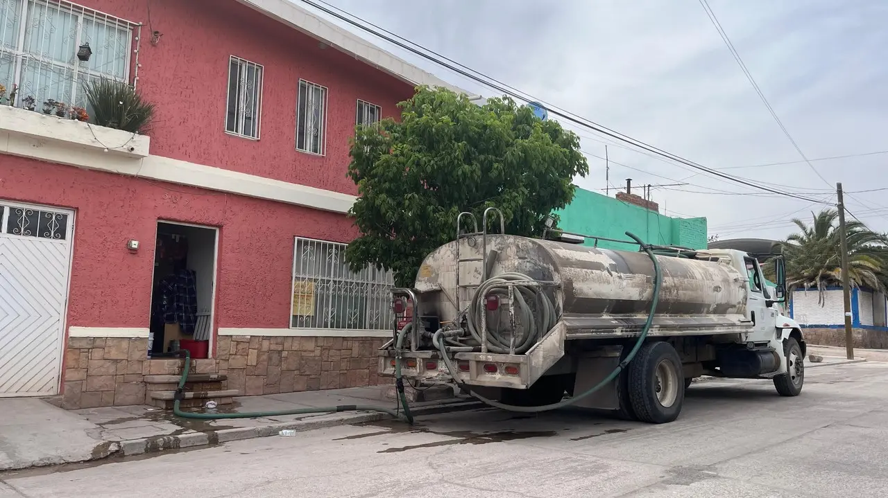 Aguas del Municipio de Durango ha dispuesto la línea de WhatsApp 618 100 20 21 para que a través de mensajes de texto, las personas afectadas por la falta de agua potable pidan apoyo en la dotación de líquido para llenar contenedores. Foto: Isaura Retana.