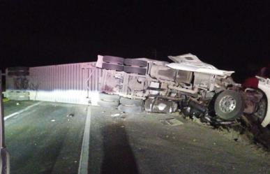 Tractocamión causa accidente carretero en Monterrey-Saltillo; hay 5 lesionados