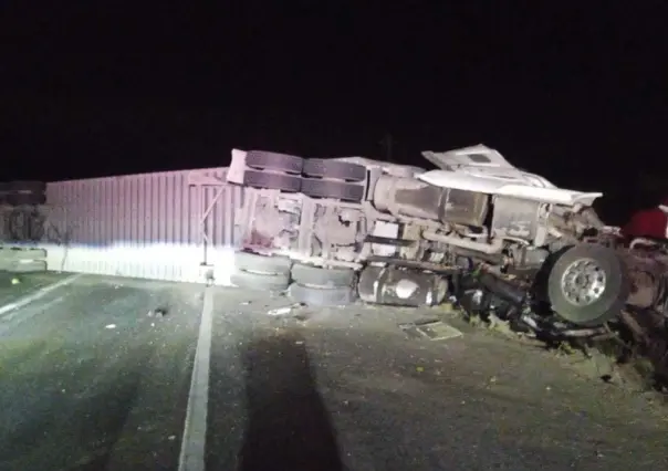 Tractocamión causa accidente carretero en Monterrey-Saltillo; hay 5 lesionados