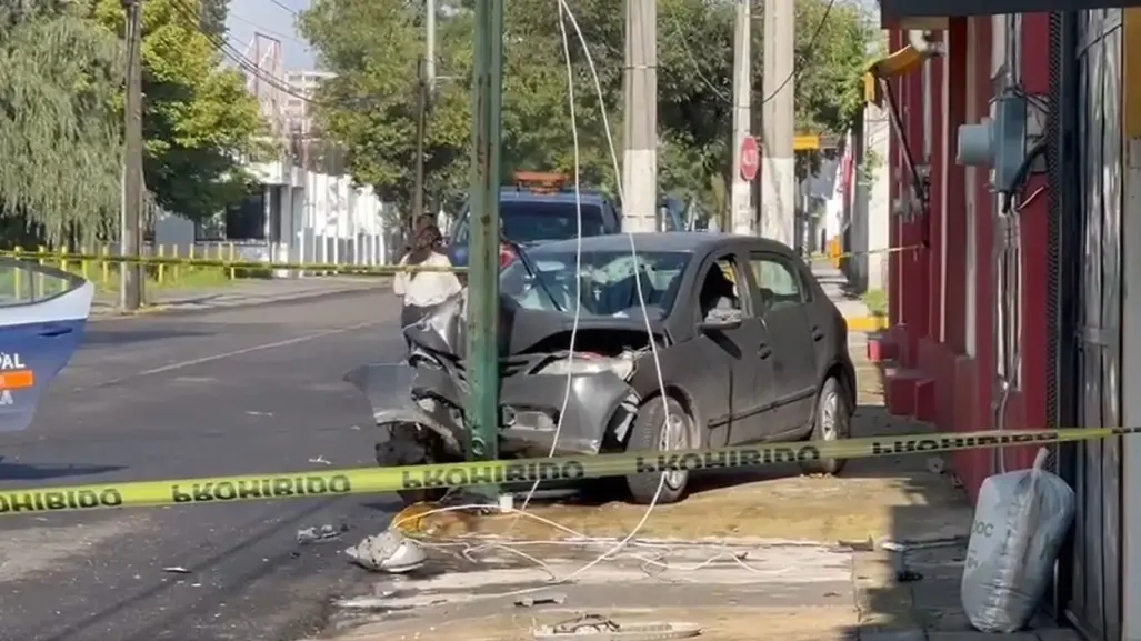 Muere conductor; choca con un poste en Toluca