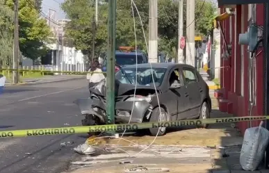 Muere conductor; choca con un poste en Toluca