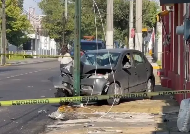 Muere conductor; choca con un poste en Toluca