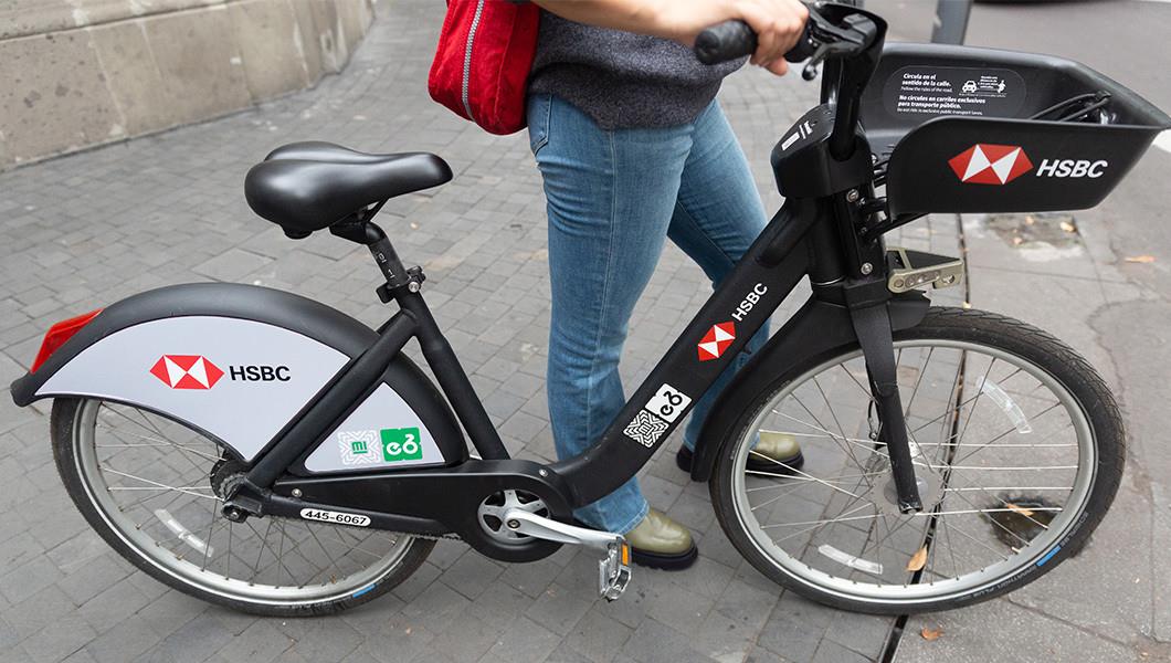 Persona con bicicleta. Foto: Ecobici