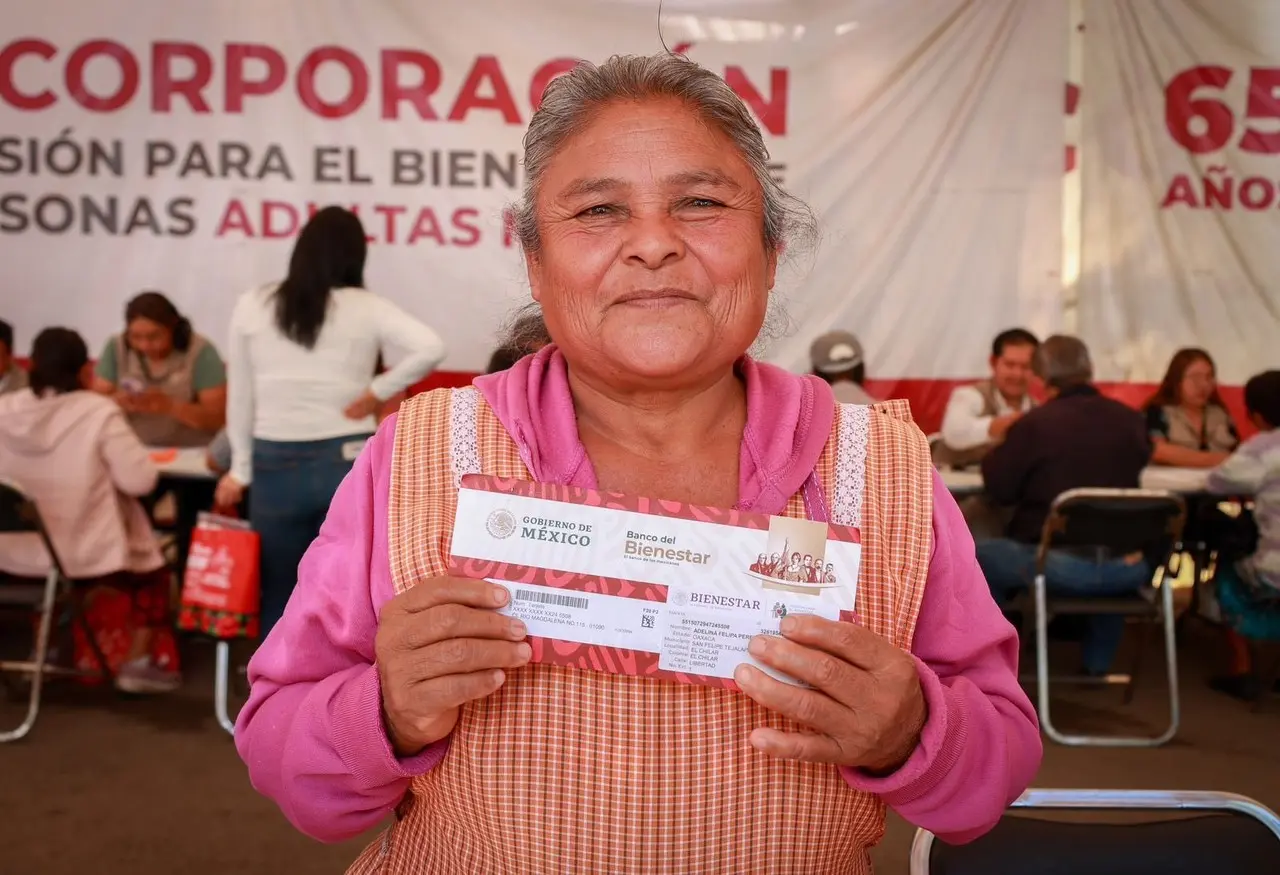 Adulta mayor recibiendo su apoyo económico de la Pensión del Bienestar. Foto: @NancyOrtizOax