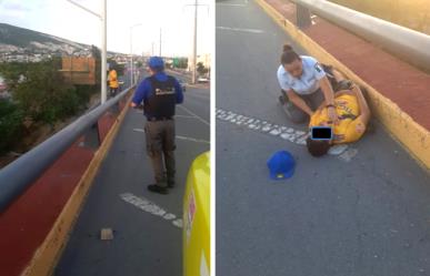 Joven es rescatado por Policía de Monterrey al intentar lanzarse de un puente