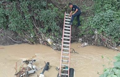 Vehículo cae al río de Los Remedios; lo recupera Protección Civil (VIDEO)