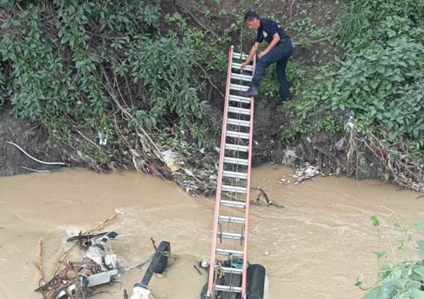Vehículo cae al río de Los Remedios; lo recupera Protección Civil (VIDEO)