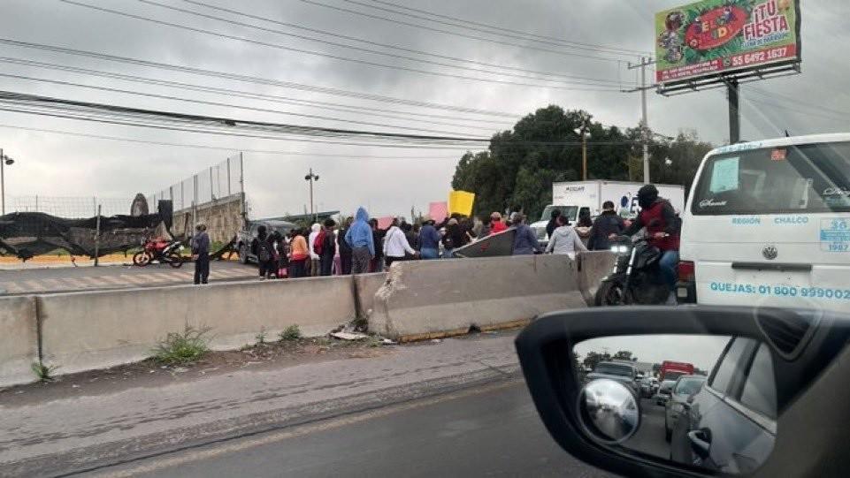 ¡Exigen ayuda! Pobladores de Chalco bloquean carretera México-Cuautla