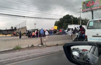 ¡Exigen ayuda! Pobladores de Chalco bloquean carretera México-Cuautla