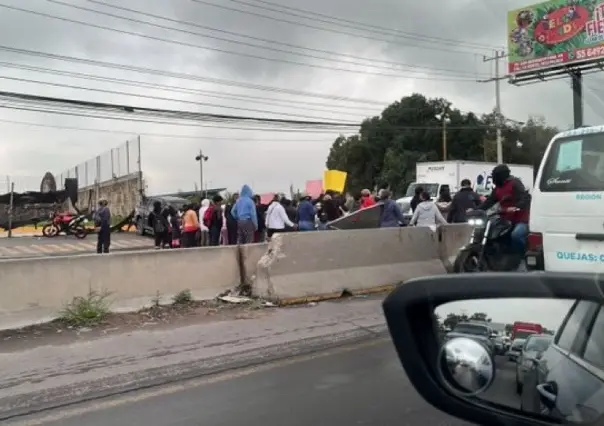 ¡Exigen ayuda! Pobladores de Chalco bloquean carretera México-Cuautla