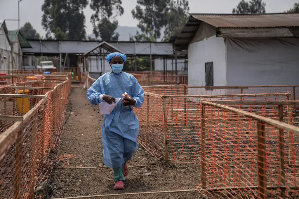 Un trabajador sanitario camina por un centro de tratamiento contra la viruela símica, el viernes 16 de agosto de 2024, en Munigi, en el este del Congo. (AP Foto/Moses Sawasawa)