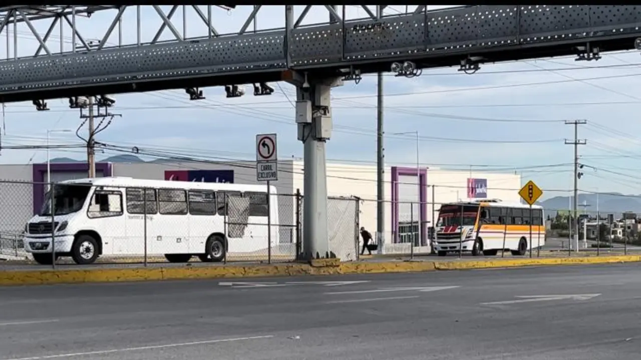 Autobus durante las primeras horas del lunes 19 de agosto en Saltillo / Foto: Claudia Almaraz