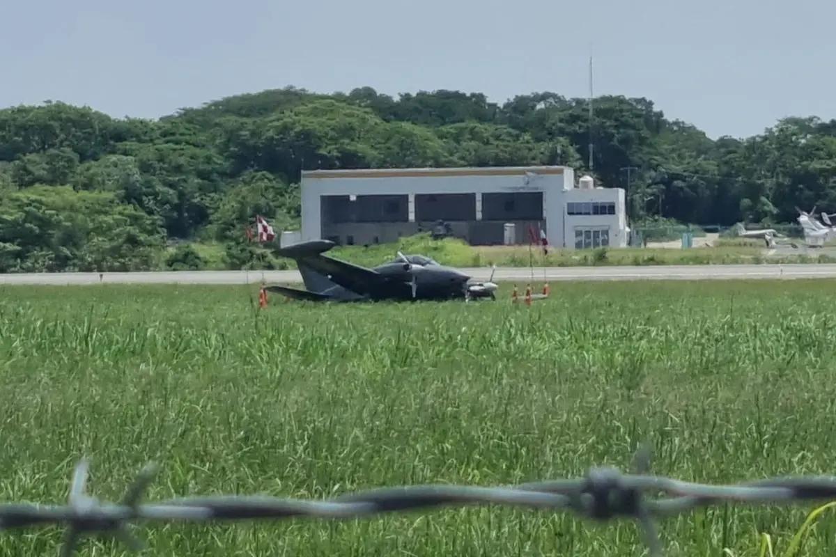 La aeronave quedó en las áreas verdes Foto: Armando de la Rosa