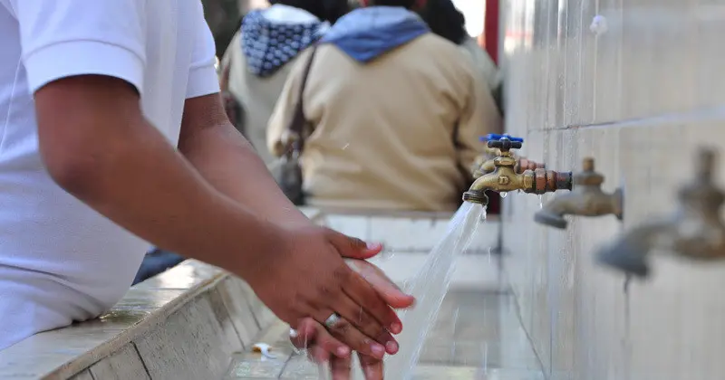 Lalo Gattás asegura que hay abastecimiento de agua en escuelas