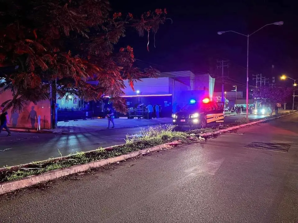 Un polémico antro de Mérida fue clausurado la madrugada del domingo luego que un corto circuito en el lugar puso en evidencia varias irregularidades que vecinos han denunciado.- Foto de redes sociales