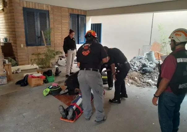 Caen dos personas a cisterna en la colonia Colorines de San Pedro